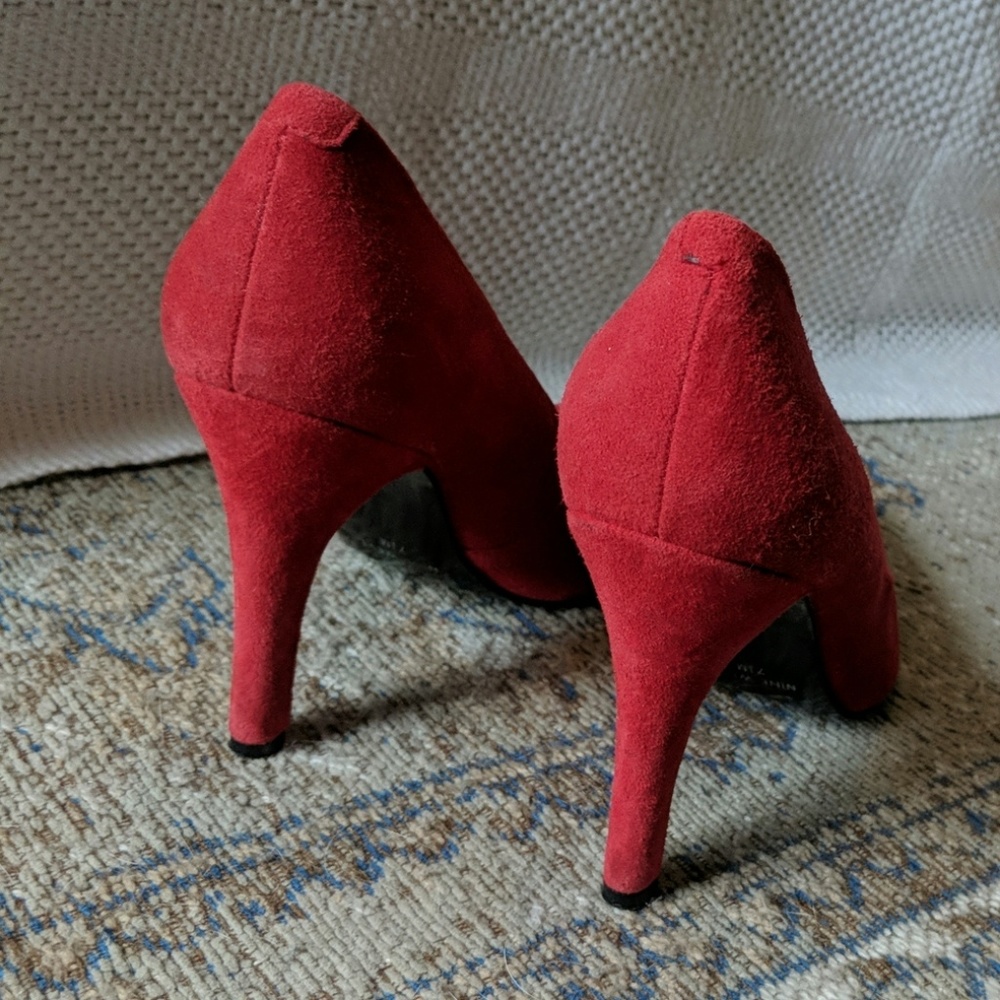 Red Pumps - image 3